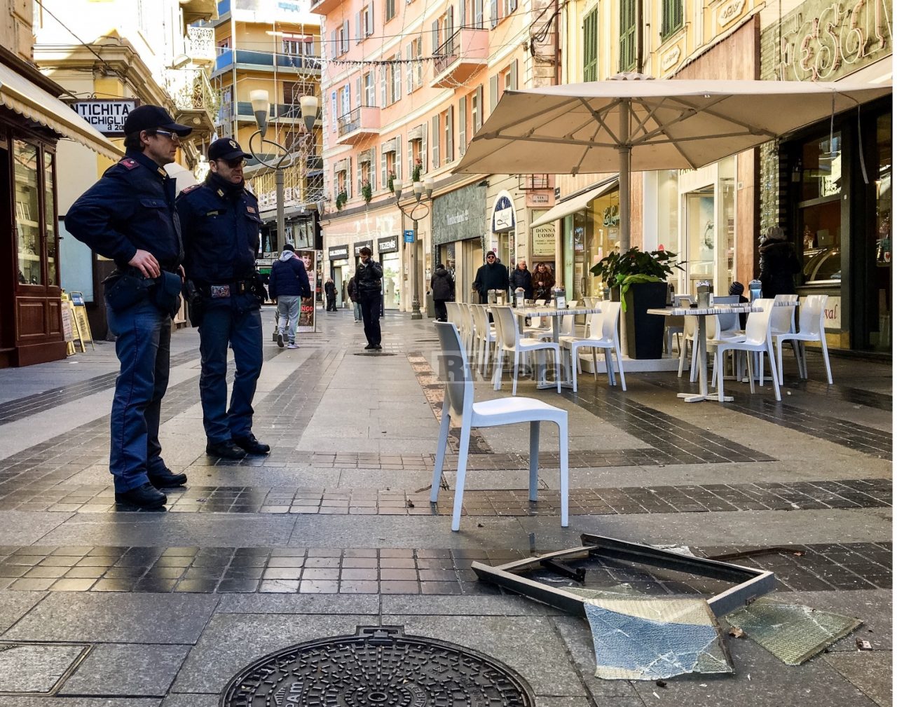 PAURA A SANREMO: CROLLA LUCERNAIO IN VIA MATTEOTTI A POCHI PASSA DAL DEHOR DEL BAR FESTIVAL