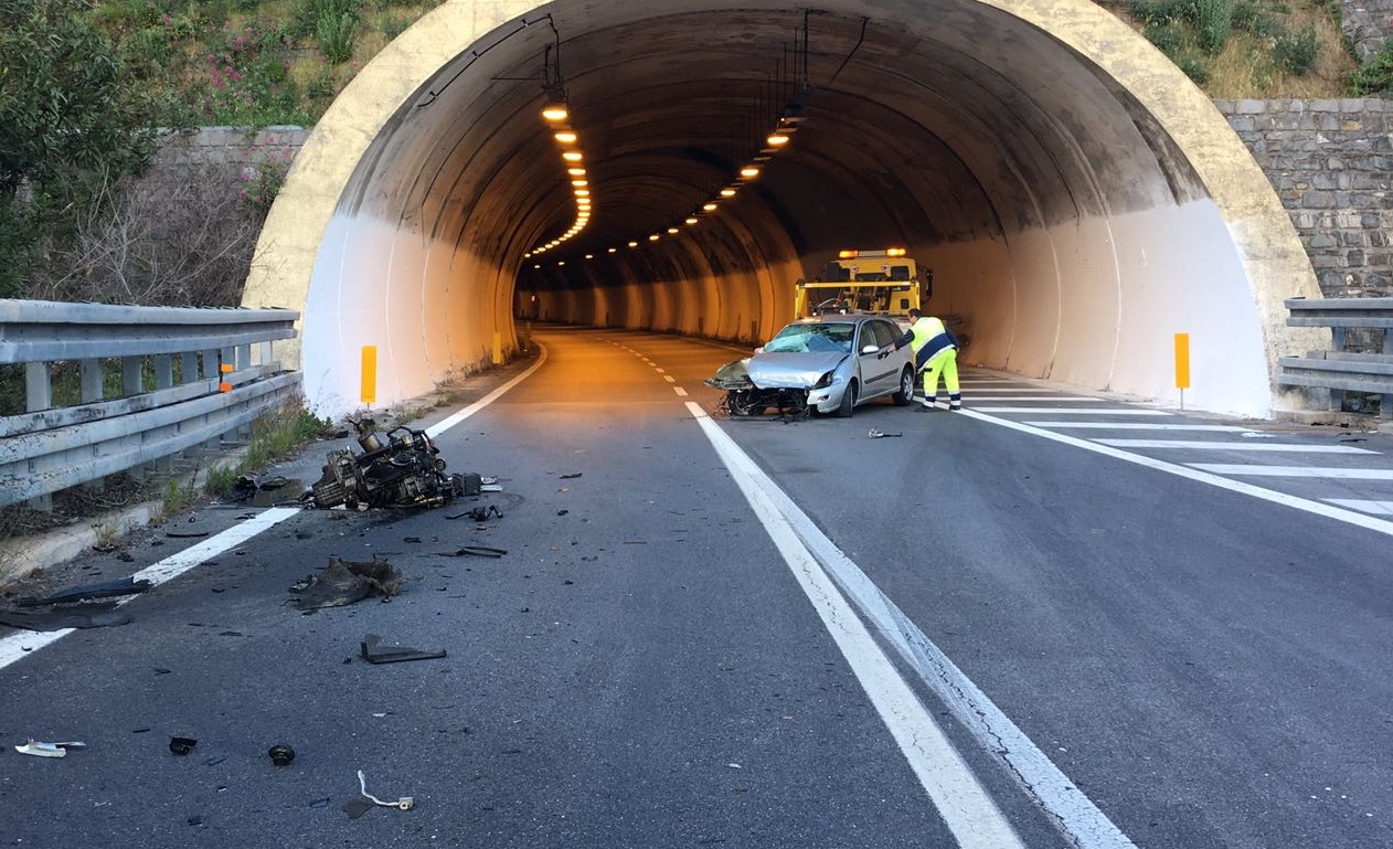 TERRIBILE INCIDENTE SULL’AURELIA BIS / GRAVE UN DICIANNOVENNE DI ARMA/ AUTO PERDE MOTORE/ FOTO
