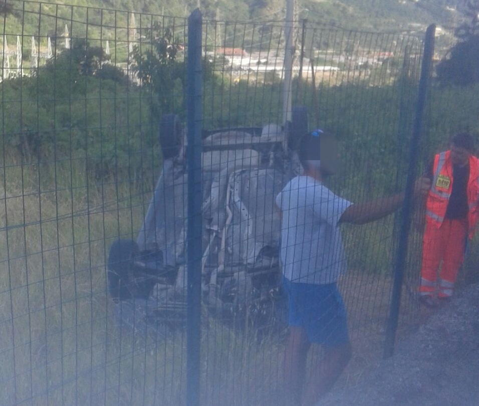 PIGNA: ESCE DI STRADA CON L’AUTO E SI CAPPOTTA: LIEVI FERITE PER UNA 49ENNE