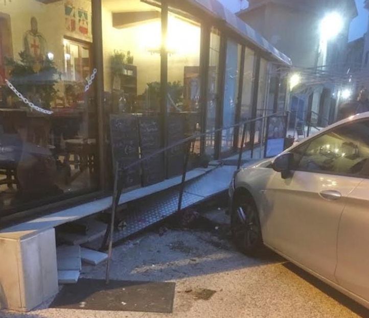PRINCIPIANTE ALLA GUIDA IMPATTA NEL DEHOR DI UN RISTORANTE – TRAGEDIA SFIORATA A SEBORGA