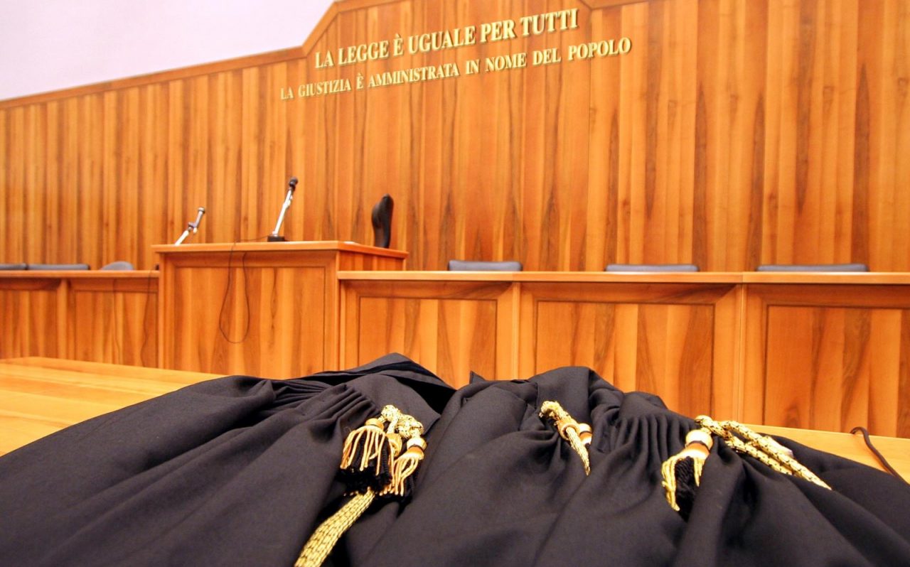Palpeggia la colf, condannato a 2 anni per violenza sessuale