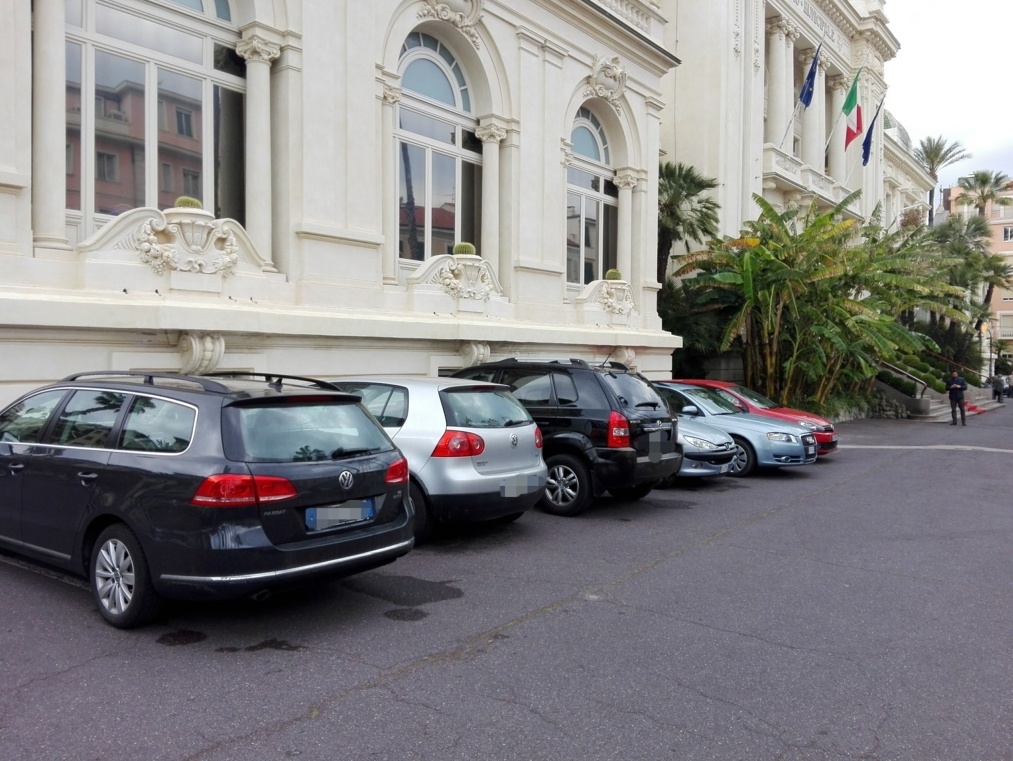 Parcheggiatore del Casinò aggredisce verbalmente coppia di anziani: “Andate via!” ma in realtà avevano il posto auto prenotato