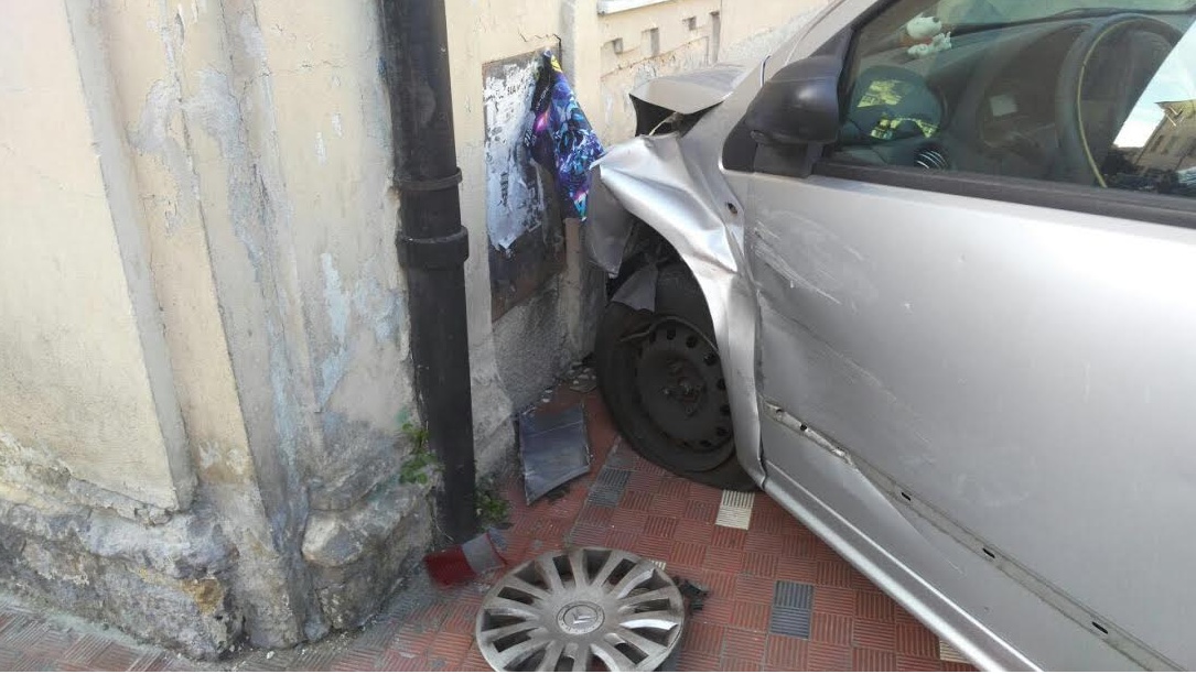 Perde il controllo dell’auto e si schianta contro un muro