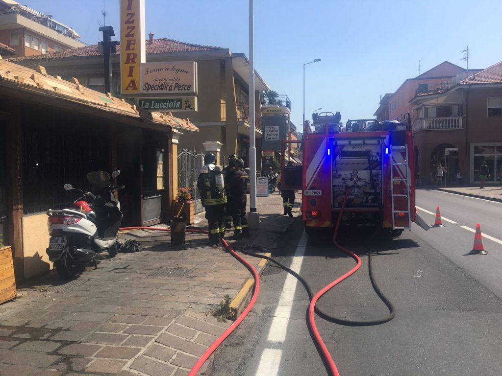 Principio di incendio in pizzeria a San Bartolomeo al mare