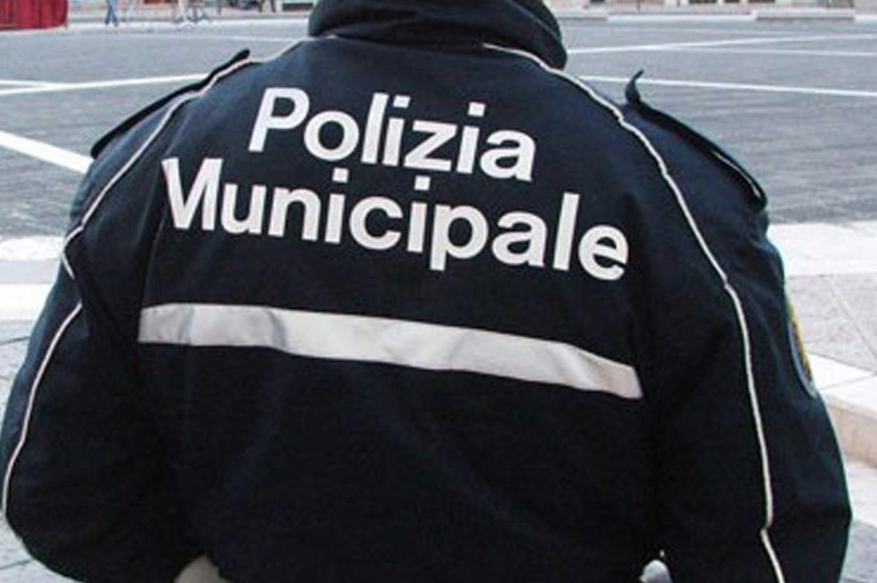 Tampona vigilessa e scappa: patente ritirata per 18 mesi a figlio di consigliere comunale