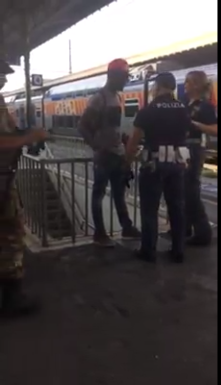 Poliziotto Stazione Ventimiglia migranti video