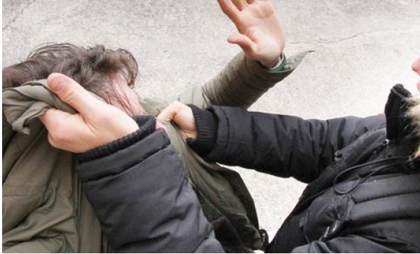 Prende per il collo e strattona 13enne. Educatore di 39 anni a processo