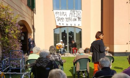 Prima dell'imminente esibizione al Casinò, il cantautore sanremese Grisi ha cantato per i nonnetti della casa di riposo