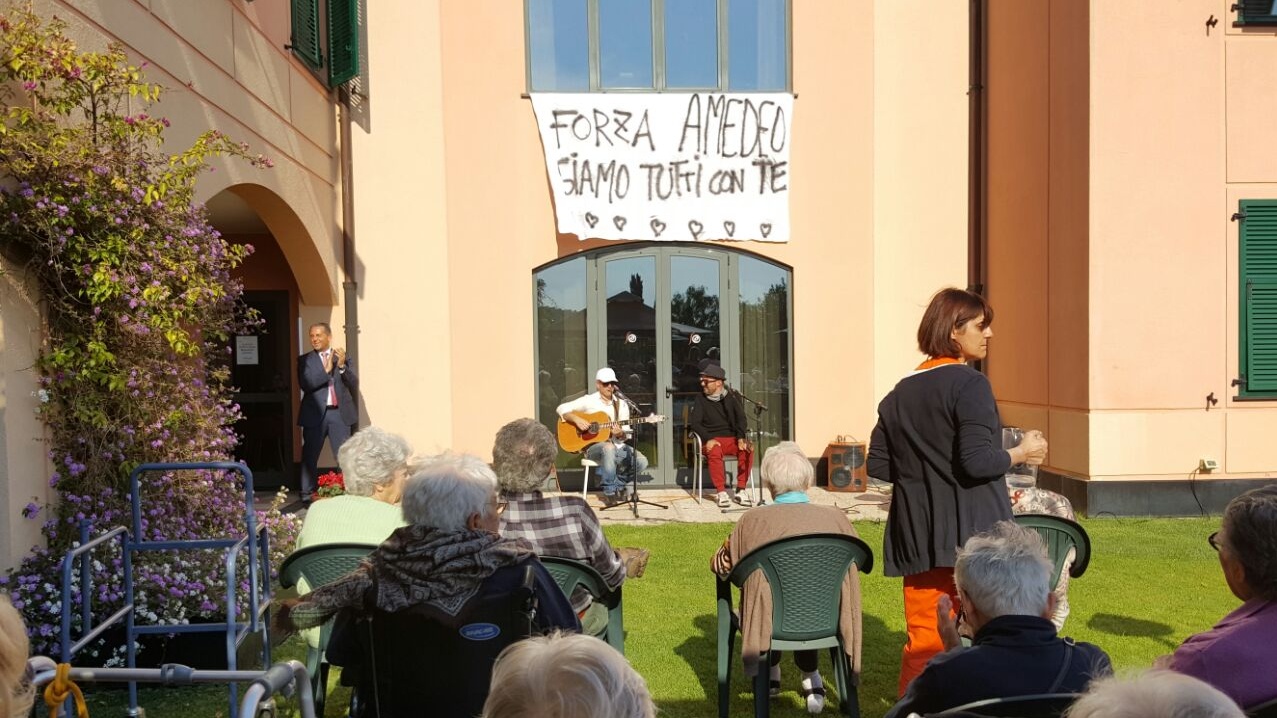 Prima dell’imminente esibizione al Casinò, il cantautore sanremese Grisi ha cantato per i nonnetti della casa di riposo
