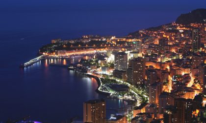 Cade da un muretto mentre orina e muore: la tragedia a Monaco