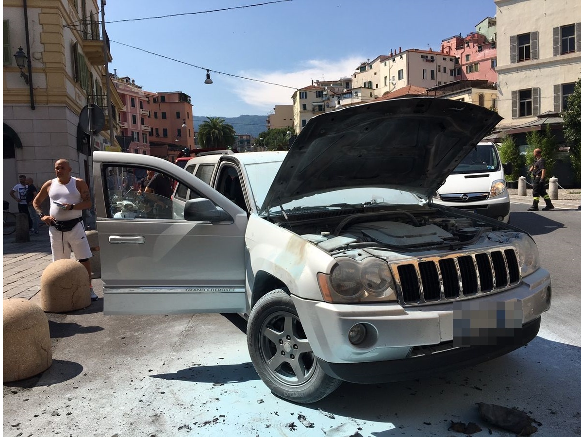 Principio di incendio a bordo di un suv in piazza Eroi Sanremesi