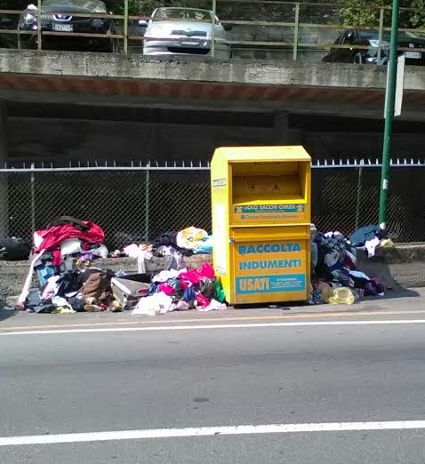 Quasi centro! Cassonetto dei vestiti usati di Via Pietro Agosti “vittima” della maleducazione