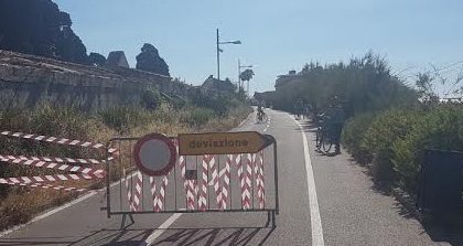 RIMOZIONE AMIANTO AL MONUMENTALE:/ CHIUSA LA PISTA CICLABILE MA LA GENTE PASSA UGUALMENTE