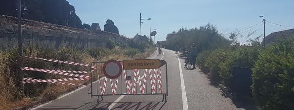 RIMOZIONE AMIANTO AL MONUMENTALE:/ CHIUSA LA PISTA CICLABILE MA LA GENTE PASSA UGUALMENTE