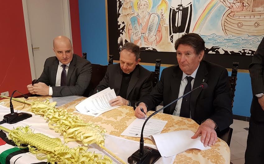 Firma storica per la convenzione tra la diocesi e “Città dell’Olio” per la fornitura di ramoscelli di ulivo in piazza San Pietro