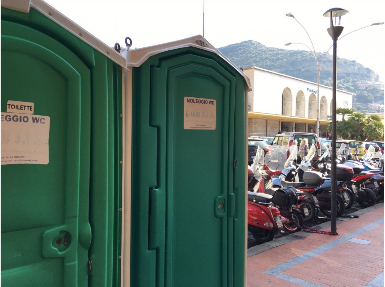 Rischio igienico in piazza della Stazione a Ventimiglia: arrivano i bagni pubblici