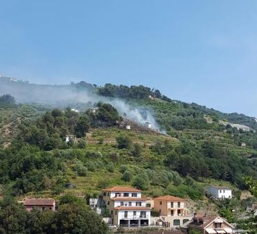 Rogo a Soldano: bruciano sterpaglie vicino alle case nel pomeriggio
