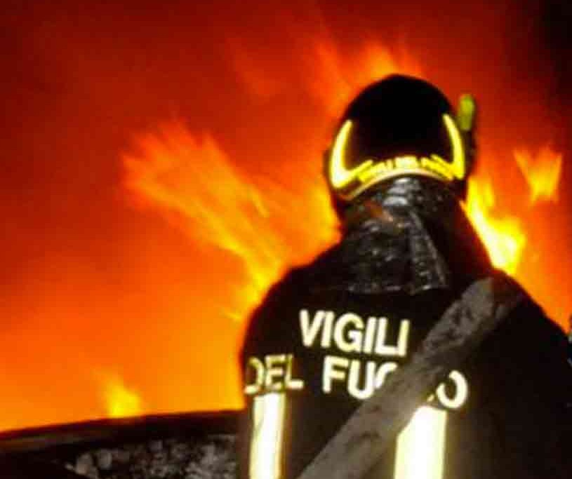 Rogo di sterpaglie a Montecalvario, sul poso VVF e Protezione Civile