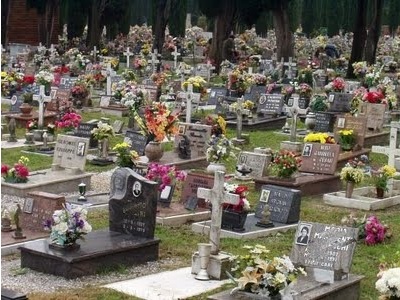 Rubano la foto dalla tomba della mamma al cimitero di Oneglia, lo sfogo di una donna di Imperia