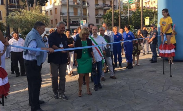 SAN GIOVANNI D’INEJA: SI APRONO LE DANZE CON IL TAGLIO DEL NASTRO (E L’ORCHESTRA)
