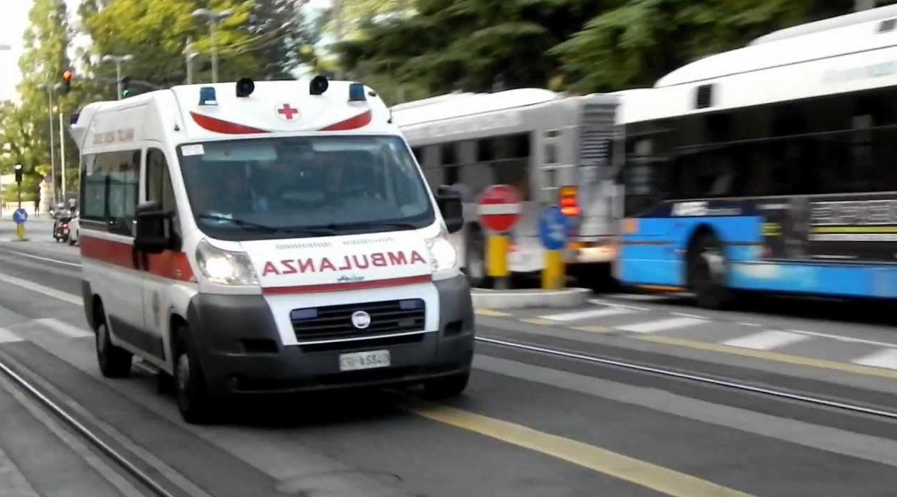 APRE LA PORTIERA E CENTRA UNA CICLISTA, CHE CADE E PERDE I SENSI