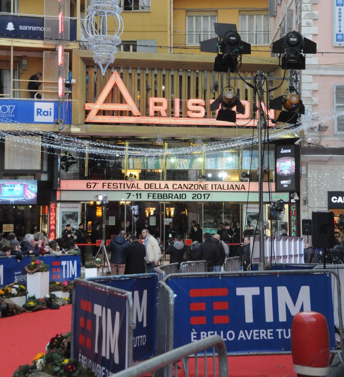 SANREMO: ALL’ARISTON CON IL “PASS” FALSO / CARABINIERI E VIGILANZA RAI FERMANO 2 PERSONE
