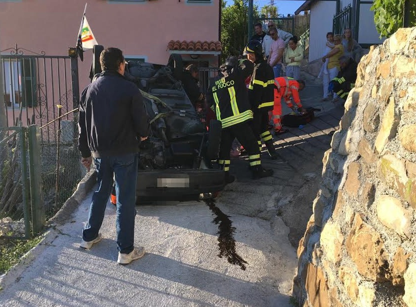 SANREMO: AUTO IMPAZZITA SI SCHIANTA SUL CANCELLO DI UNA VILLETTA IN VIA LAMARMORA / FERITO IL CONDUCENTE