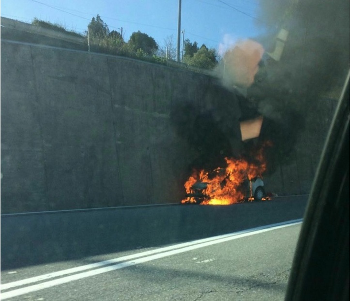 SANREMO: AUTO IN FIAMME ALL’IMBOCCO DELL’AUTOSTRADA/ LA FOTO