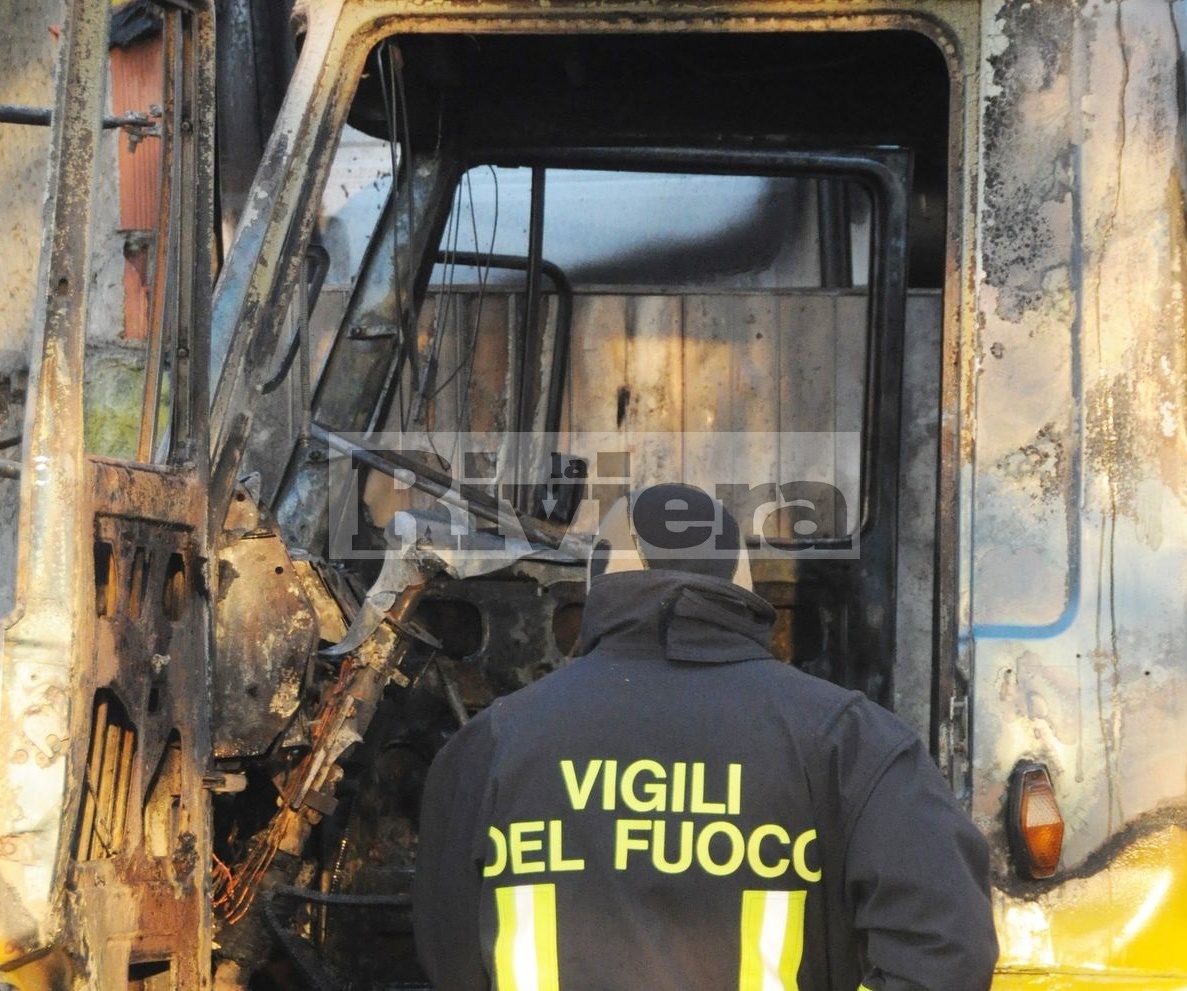 SANREMO: BRUCIATO UN CARRO ATTREZZI POSTEGGIATO SULL’AURELIA A BUSSANA/ FORSE ATTENTATO