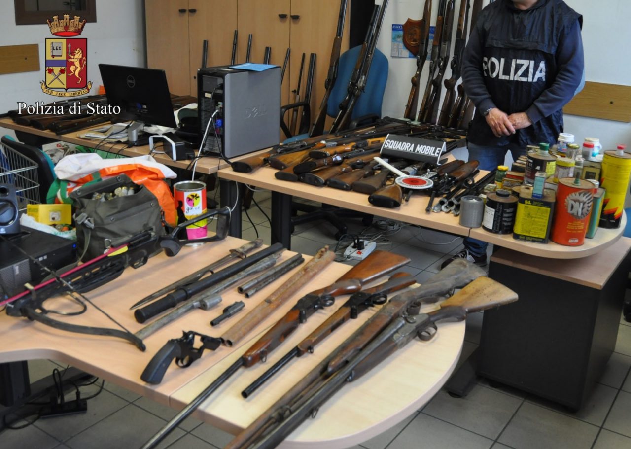 SANREMO: FA IL RAMBO SU FACEBOOK CON LE ARMI DEL PADRE CHE VIENE ARRESTATO/ POLIZIA SEQUESTRA ARSENALE