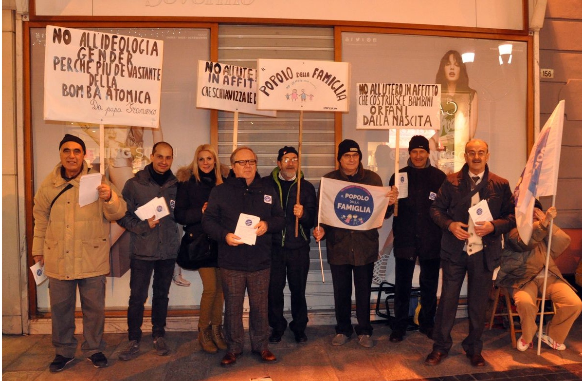 SANREMO: “NO ALLA CREAZIONE DI UN UNICO SESSO”/ IL POPOLO DELLA FAMIGLIA PROTESTA AL FESTIVAL/ 2 VIDEO E FOTO