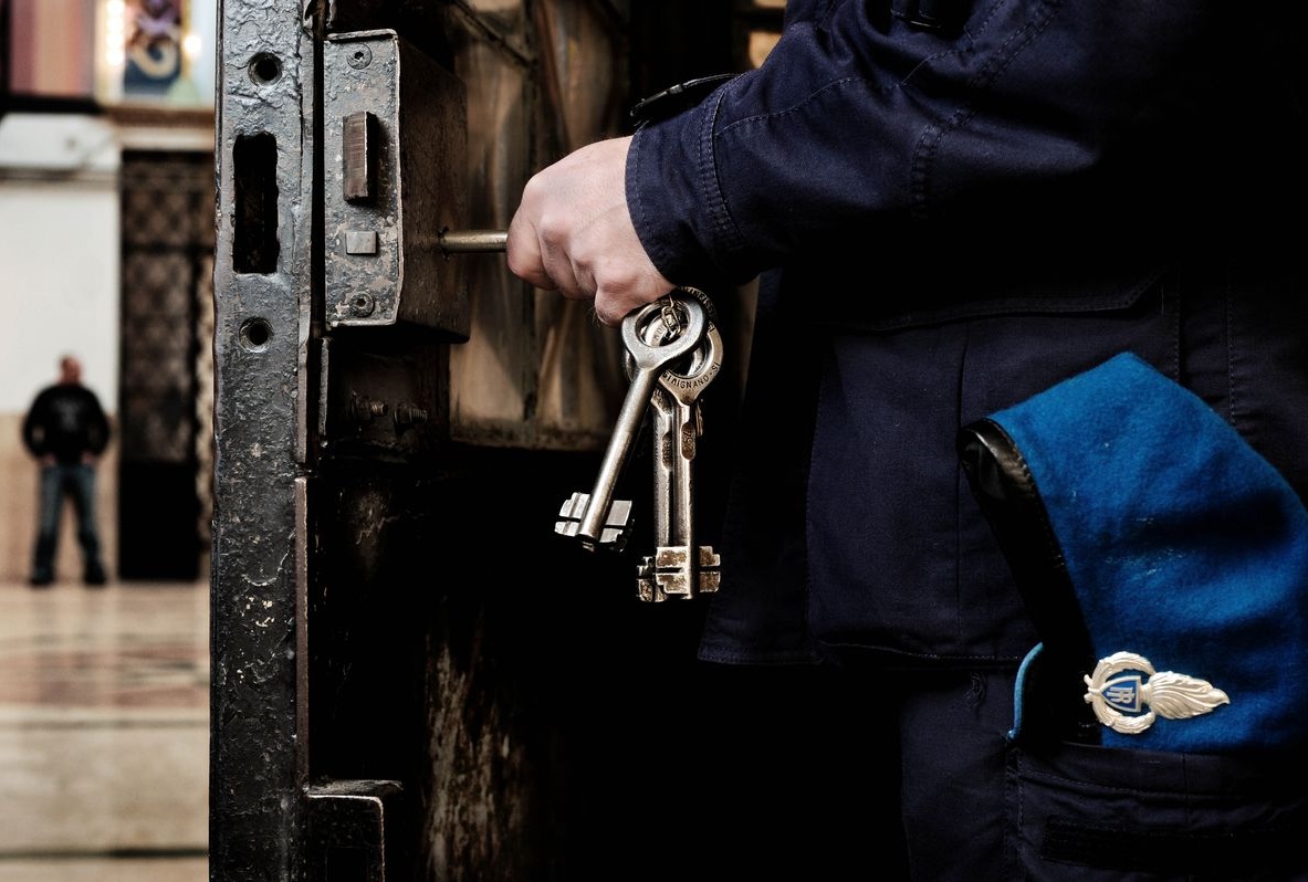 SANREMO: NON GLI FANNO CAMBIARE CARCERE, DETENUTO INCENDIA MATERASSO E DISTRUGGE CELLA