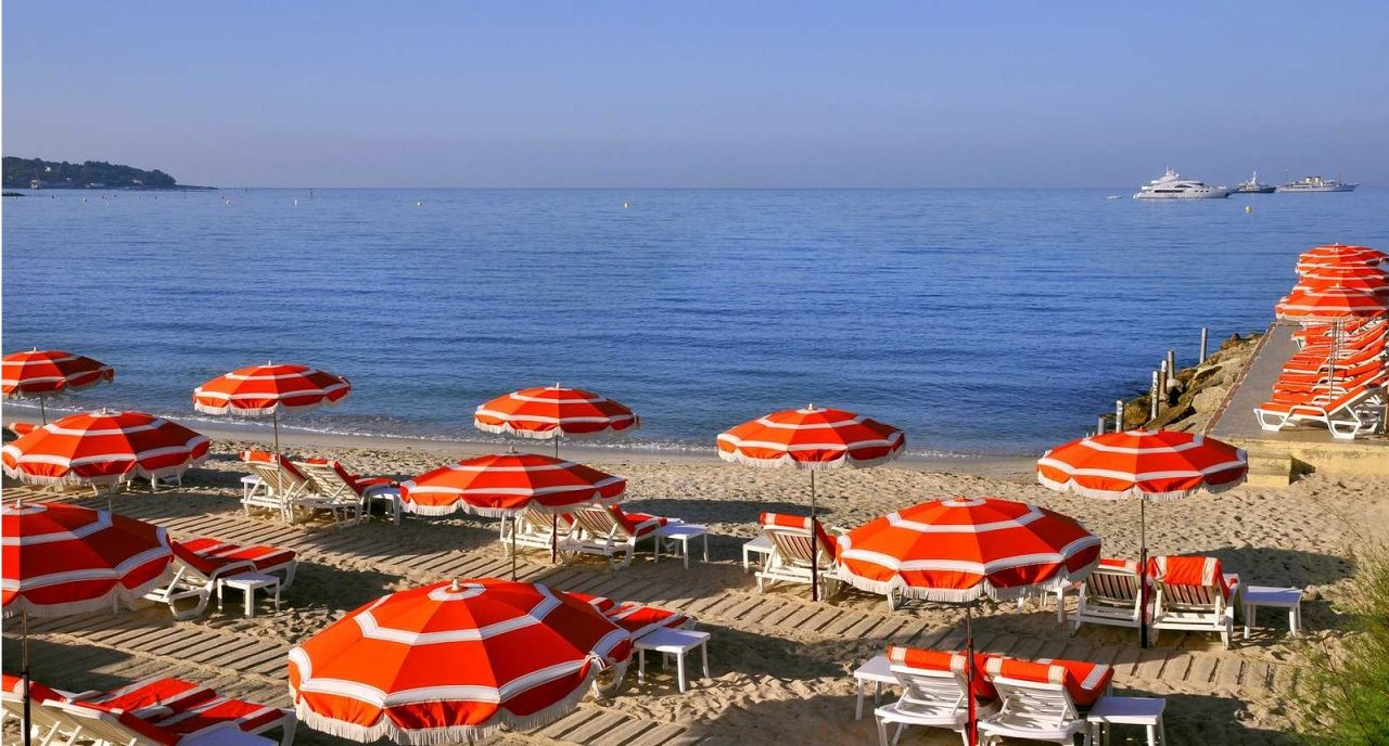SANREMO: OMBRELLONI E LETTINI A PESO D’ORO E IL PREZZO VARIA DI 5 EURO DA UN GIORNO ALL’ALTRO/ LA DENUNCIA