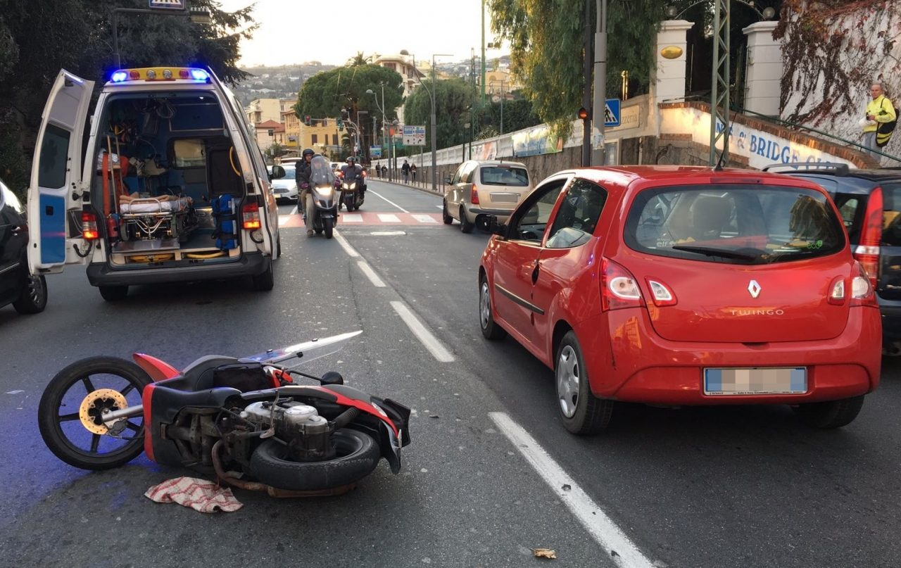 SANREMO, RAGAZZA CADE CON LO SCOOTER ALLA FOCE  / TRAFFICO IN TILT SULL’IMPERATRICE
