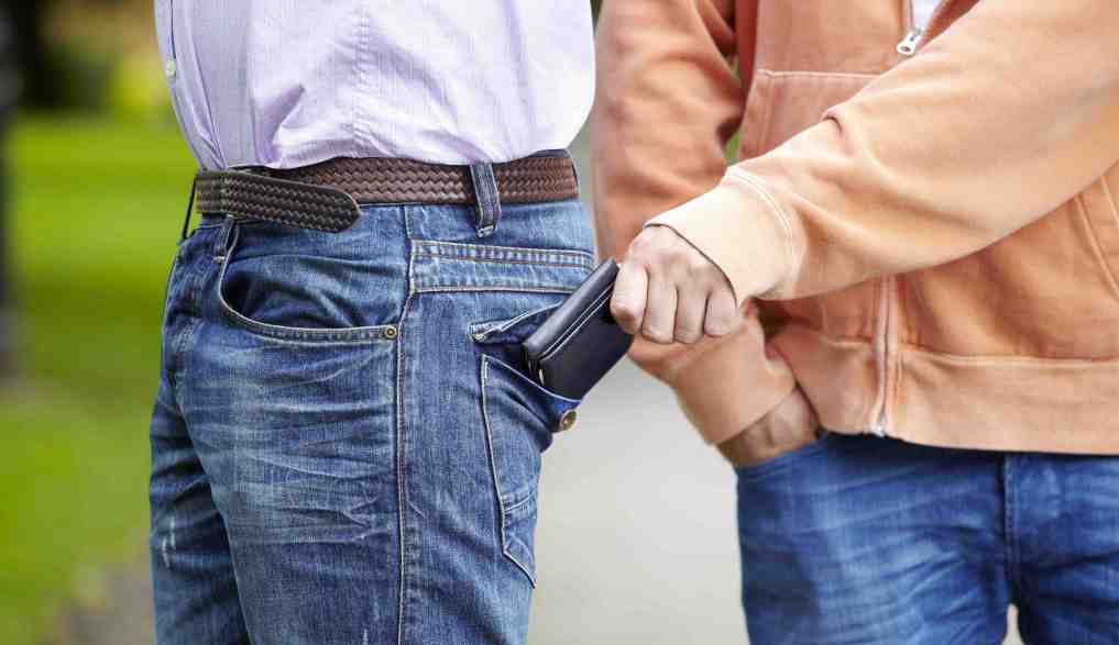 SANREMO: SCIPPATO DEL PORTAFOGLIO IN VIA ROMA, E’ CACCIA AL LADRO