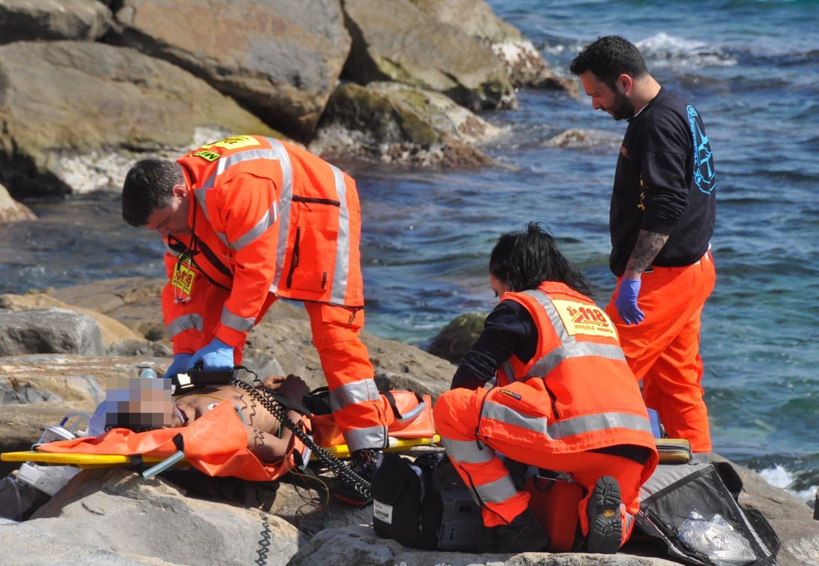 SANREMO: MORTO IL 34ENNE IN FIN DI VITA DOPO IL BAGNO AL MARE/ LE FOTO E I VIDEO DEI SOCCORSI