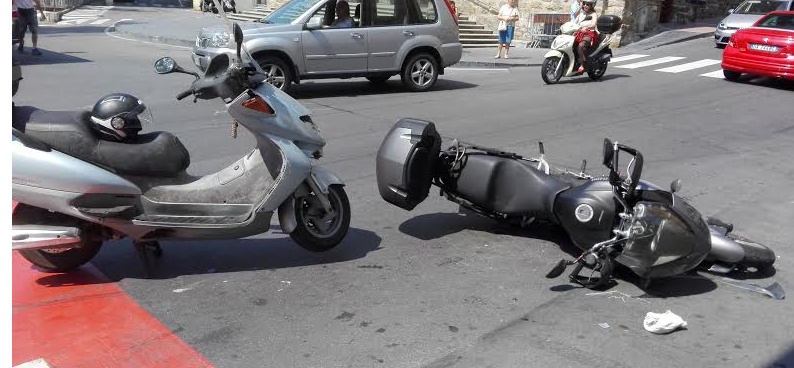 SCONTRO TRA DUE MOTO AD ARMA/ UN FERITO