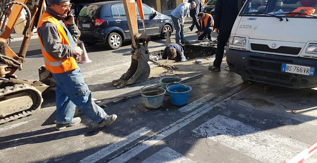 SI ROMPE TUBO DELL’ ACQUA  IN PIAZZA EROI disagi per i residenti