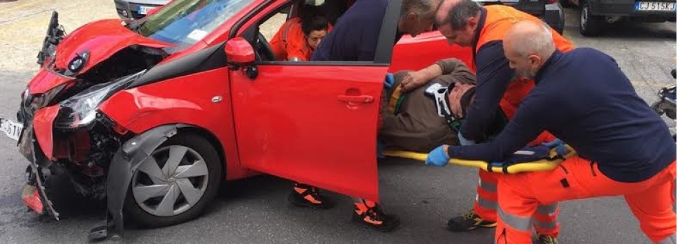 MEDICO SI SCHIANTA CON L’AUTO CONTRO UNA RINGHIERA A POCHE DECINE DI METRI DALL’OSPEDALE DI SANREMO: FERITO E TRASPORTATO AL PRONTO SOCCORSO