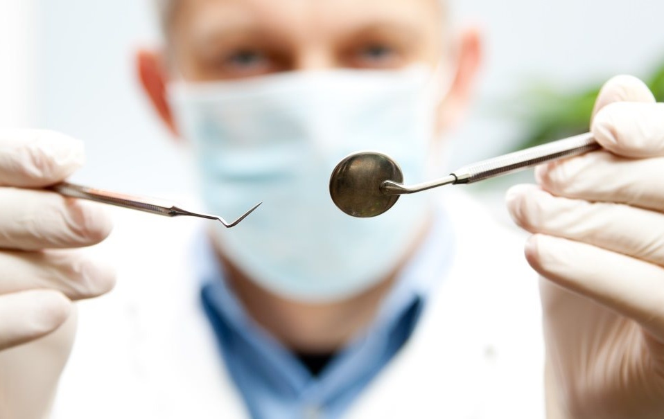 SMASCHERATO E DENUNCIATO DALLA POLIZIA A VENTIMIGLIA UN FALSO DENTISTA