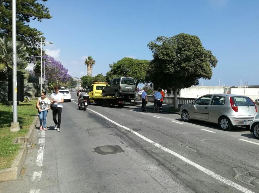 STRAGE DI AUTO IN DIVIETO DI SOSTA A SANREMO /DECINE DI VETTURE RIMOSSE