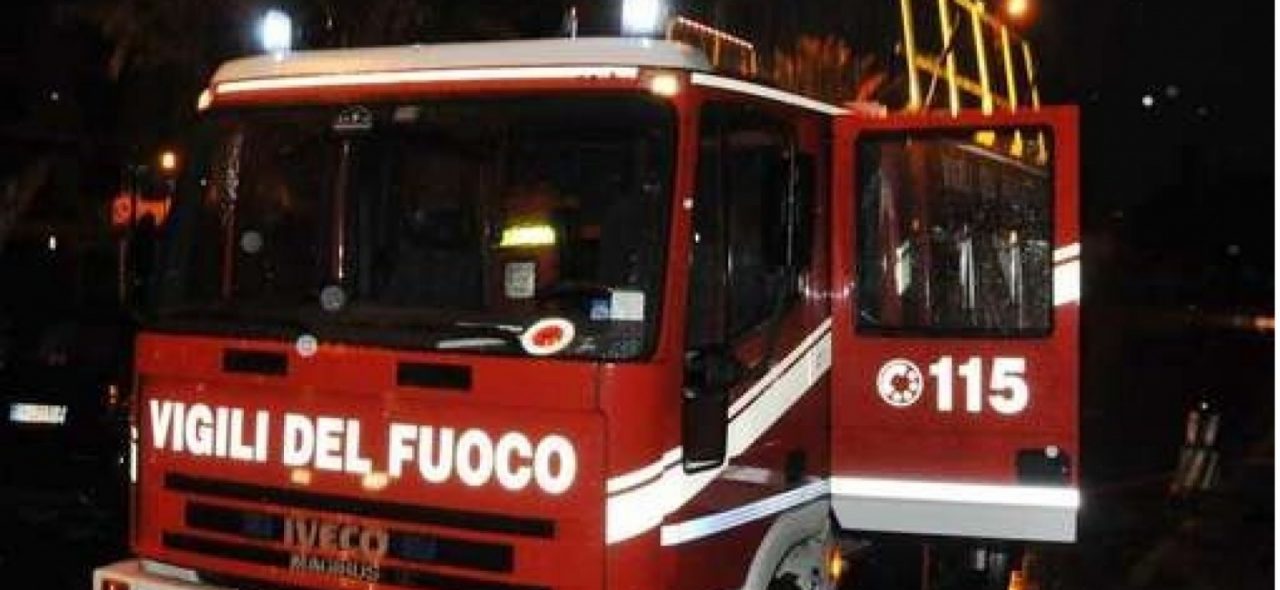 TRAGEDIA SFIORATA NELLA NOTTE A DIANO MARINA: GROSSO PINO CROLLA SU AURELIA, AUTO PRESA DI STRISCIO