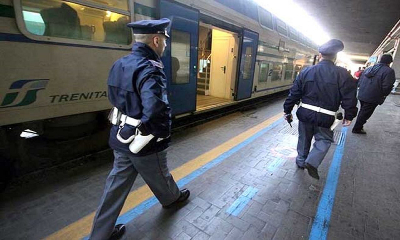 SUL TRENO SENZA BIGLIETTO: CONTROLLORE INSEGUE GRUPPO DI STRANIERI… “GUARDIE E LADRI” SUL REGIONALE