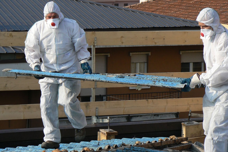 San Bartolomeo al Mare: eternit abbandonato dietro ai cassonetti dell’immondizia