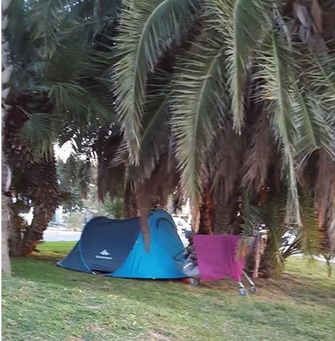 Sanremo: ecco la foto che fa sorridere e discutere “Tenda + carrello spesa = nuova forma di turismo per Sanremo”