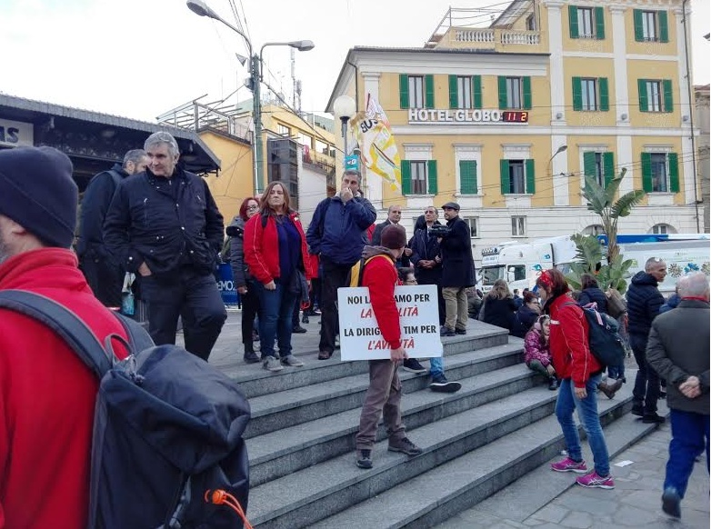 Sanremo: oggi la campagna CGIL “con due SI migliora il Paese”, presidio in Piazza Colombo e palloncini in cielo. Protesta dei lavoratori Tim in Sala Stampa