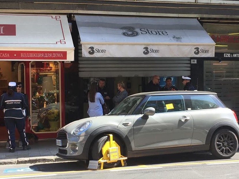 Sanremo:sosta sportiva in carico e scarico – scattano le ganasce
