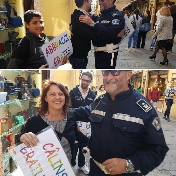 Sanremo: vi sentite soli? In via Palazzo si regalano abbracci