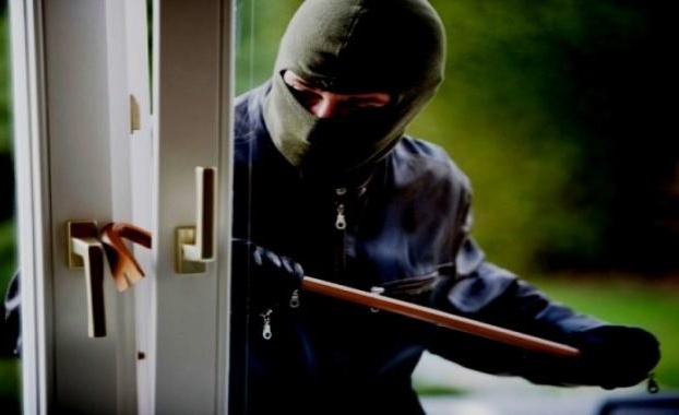 Serie di furti nella stessa notte in zona Solaro e Capo Nero