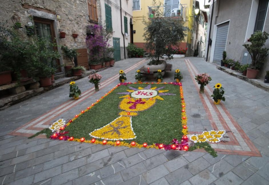 Spettacolo floreale a Villa Viani dove l’infiorata coinvolge paesani e turisti